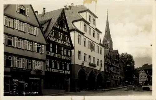 Ak Calw im Schwarzwald, Marktplatz, Kirchturm, Fachwerkhaus