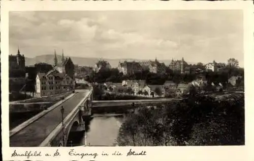 Ak Saalfeld an der Saale Thüringen, Eingang in die Stadt, Brücke, Saalepartie, Häuser