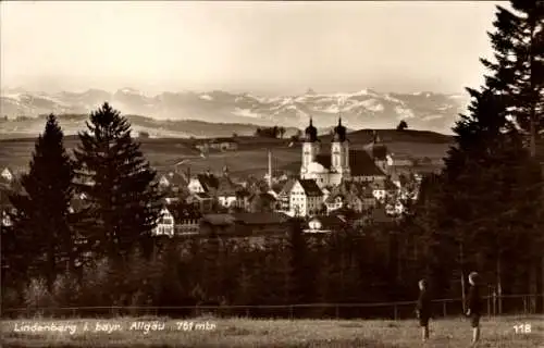 Ak Lindenberg im Allgäu Schwaben, Teilansicht, Kirche, Gebirge