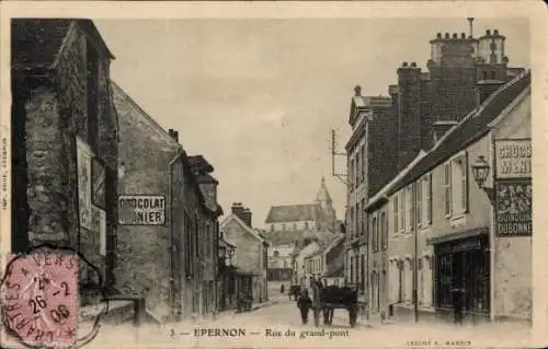 Ak Epernon Eure et Loir, Rue du Grand Pont, Chocolat Menier