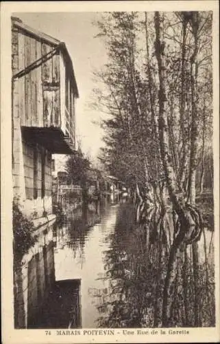 Ak Marais Poitevin Deux Sèvres, Une Rue de la Garette