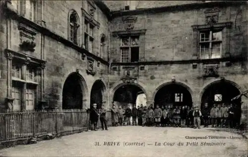 Ak Brive la Gaillarde Corrèze, La Cour du Petit Seminaire