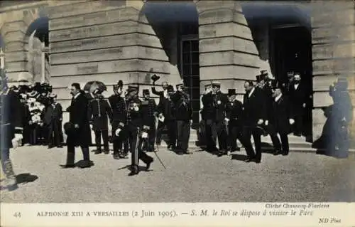 Ak Alphonse XIII a Versailles, 2 Juin 1905, S.M. le Roi se dispose a visiter le Parc