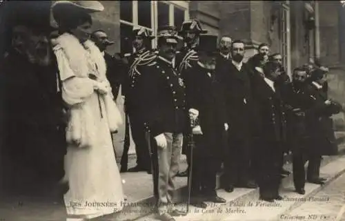 Ak Versailles Yvelines, Cour de Marbre, Vittorio Emanuele III., König von Italien, Staatsbesuch 1903