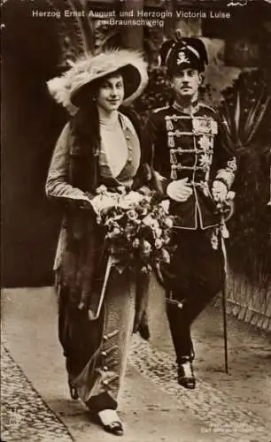 Ak Herzog Ernst August und Herzogin Victoria Luise zu Braunschweig, Husarenuniform