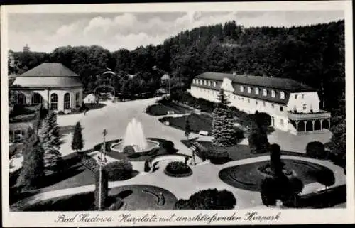 Ak Kudowa Zdrój Bad Kudowa Schlesien, Kurplatz mit anschließendem Kurpark, Fontäne