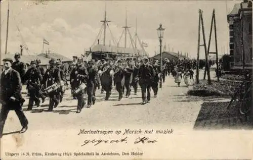 Ak Den Helder Nordholland Niederlande, Marinetruppen auf Marsch mit Musik