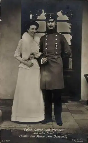 Ak Oskar Prinz von Preußen, Gräfin Ina Marie von Bassewitz, Portrait, Uniform, Kleid, Pelzschal