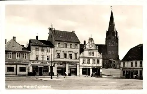 Ak Eberswalde, Platz der Freundschaft, Kirche, Geschäft E. Zybell, Hüte, Pelze