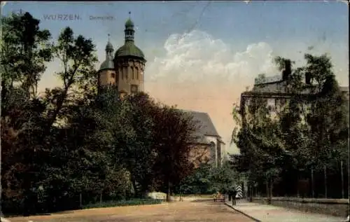 Ak Wurzen, Partie am Domplatz mit Blick auf den Dom, Passanten