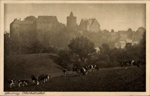 Ak Leisnig in Sachsen, Stadt im Herbstnebel, Kühe auf der Weide