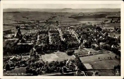 Ak Marienberg im Erzgebirge Sachsen, Blick auf den Ort, Fliegeraufnahme