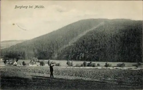 Ak Mulda Sachsen, Blick zum Burgberg, Mann auf dem Feld