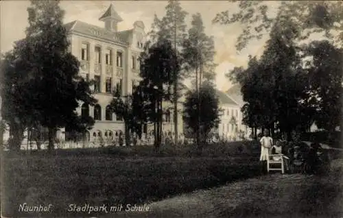 Ak Naunhof im Kreis Leipzig, Stadtpark mit Schule, Kinder