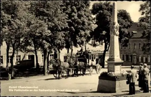 Ak Oberwiesenthal im Erzgebirge, Die Postkutsche an der Postmeilensäule auf dem Markt