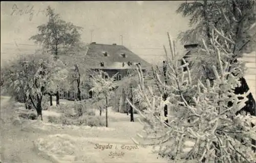 Ak Sayda im Erzgebirge, Schule im Winter, Außenansicht