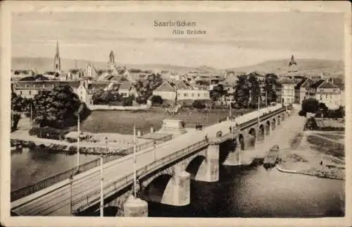 Ak Saarbrücken im Saarland, Blick über die alte Brücke zur Stadt