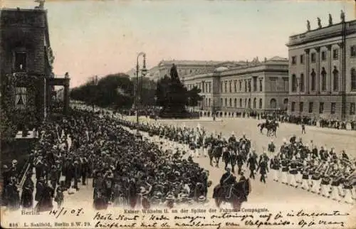 Ak Berlin Mitte, Unter den Linden, Kaiser Wilhelm II. an der Spitze der Fahnenkompanie