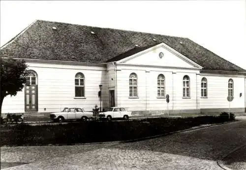 Ak Güstrow im Kreis Rostock, Außenansicht des Theaters, Autos