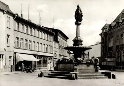 Ak Güstrow in Mecklenburg, Straße des Friedens, Brunnen