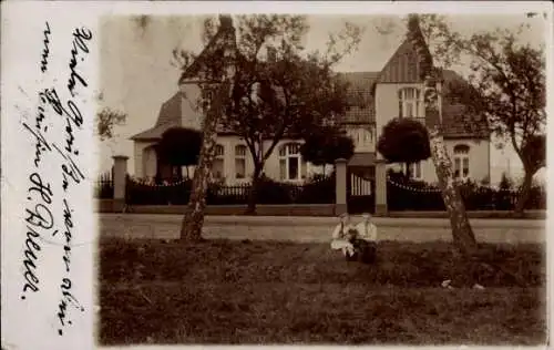 Foto Ak St Magnus Burglesum Hansestadt Bremen, Kinder sitzen vor Gebäude