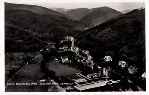 Ak Bad Bergzabern an der Weinstraße Pfalz, Schwimmbad, Sportplatz, Fliegeraufnahme