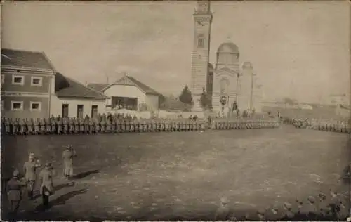 Foto Ak Niš Nisch ? Serbien, deutsche Soldatenkompanie beim Appell, Kriegsschauplatz 1. WK