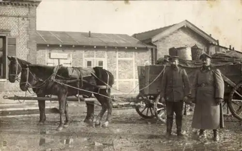 Foto Ak Niš Nisch Serbien, Kriegsschauplatz 1. WK, Deutsche Soldaten in Uniform, Fuhrwerk