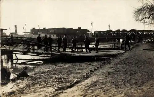 Foto Ak Niš Nisch Serbien, deutsche Soldaten auf einer Brücke, Kriegsschauplatz 1. WK