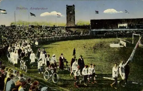 Ak Amsterdam Nordholland Niederlande, Olympisches Stadion, Sportler laufen ein