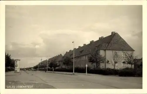 Foto Ak Lebenstedt Salzgitter in Niedersachsen, Breite Straße 20, Wohnblock, Litfaßsäule