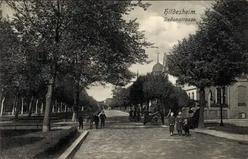 Ak Hildesheim in Niedersachsen, Sedanstraße mit Anwohnern, Alleebäume