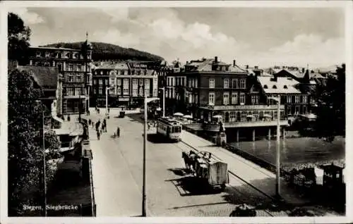 Ak Siegen in Westfalen, Siegbrücke, Straßenbahn, Fuhrwerk, Café Restaurant