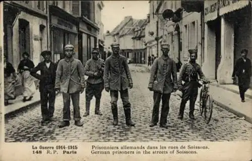 Ak Soissons Aisne, Deutsche Kriegsgefangene in den Straßen, Fahrrad, Krieg 1914-1915