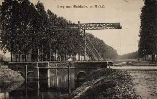 Ak Almelo Overijssel Niederlande, Brücke mit Sluiskade