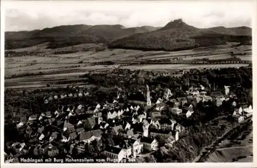 Ak Hechingen im Zollernalbkreis, Luftbild vom Ort mit Burg Hohenzollern