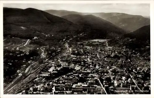 Ak Neustadt an der Weinstraße, Blick auf die dicht besiedelte Stadt mit Kirche, Fliegeraufnahme