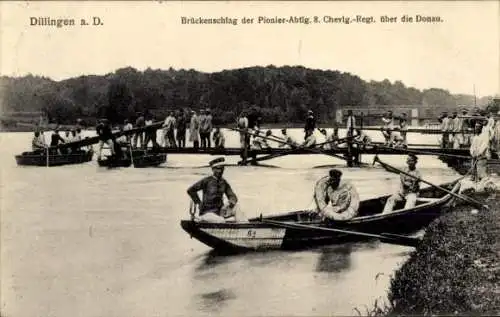 Ak Dillingen an der Donau, Brückenschlag der Pionier-Abtlg. 8. Chevlg.-Regt. über die Donau