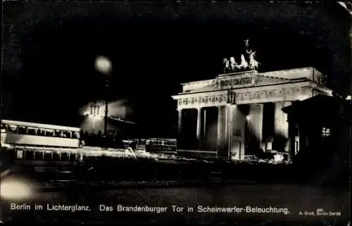 Ak Berlin Mitte, Brandenburger Tor in Scheinwerfer-Beleuchtung, Busse