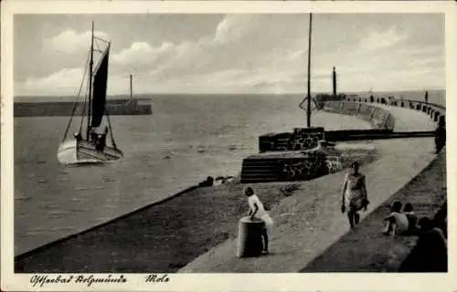 Ak Ustka Stolpmünde Pommern, an der Mole, Schiff