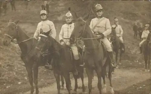 Foto Ak Soldaten in Uniform, auf Pferden