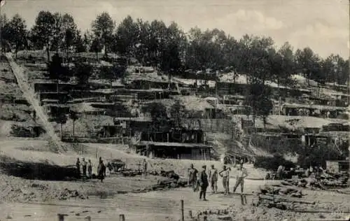 Ak Kriegsschauplatz 1. WK, Schwarzer Berg, deutsche Unterstände am Hang