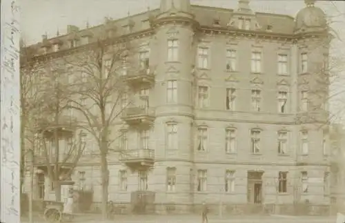 Foto Ak Legnica Liegnitz Schlesien, Wohnhaus, Eckgebäude, Litfaßsäule