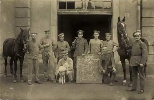 Foto Ak Deutsche Soldaten in Uniform, Gruppenbild, Kaiserzeit, Pferd, Ziege