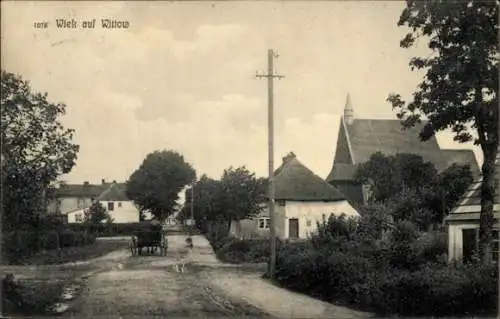 Ak Wiek auf der Insel Rügen, Straßenpartie im Ort, Kirche, Haus mit Reetdach, Kutsche