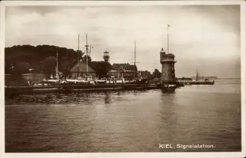 Ak Kiel in Schleswig Holstein, Signalstation, Hafenpartie, Blick vom Wasser