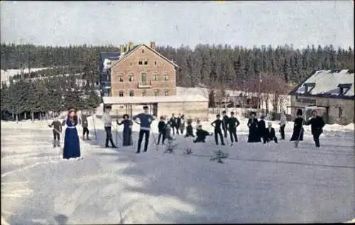 Ak Georgengrün Auerbach im Vogtland, Pension Waldschuster im Schnee, Rodler, Skiläufer