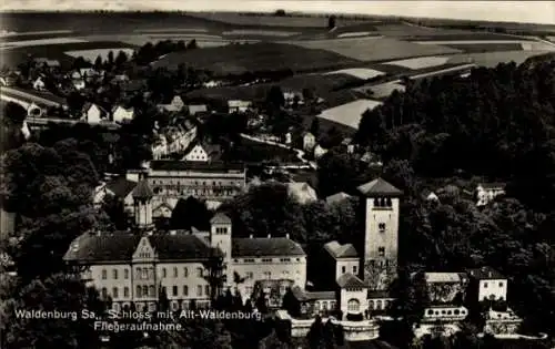 Ak Waldenburg Sachsen, Blick auf das Schloss, Fliegeraufnahme