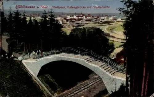 Ak Mühlhausen in Thüringen, Stadtpark, Fusswegbrücke mit Stadtansicht