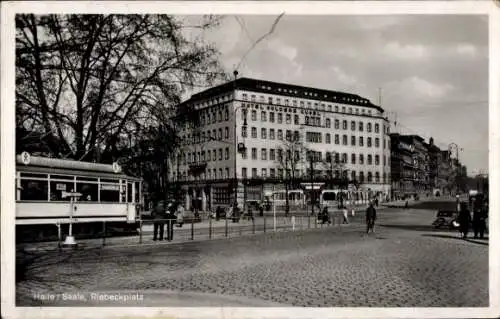 Ak Halle an der Saale, Blick auf den Riebeckplatz mit Straßenbahn 4, Hotel Goldene Kugel